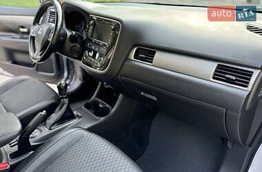 Внедорожник / Кроссовер Mitsubishi Outlander 2015 в 