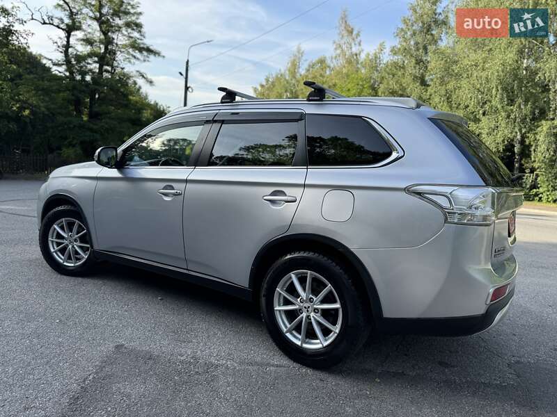 Внедорожник / Кроссовер Mitsubishi Outlander 2015 в Трускавце