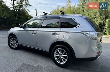 Внедорожник / Кроссовер Mitsubishi Outlander 2015 в 