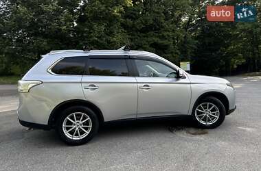 Внедорожник / Кроссовер Mitsubishi Outlander 2015 в 