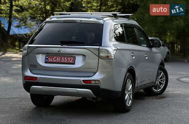 Внедорожник / Кроссовер Mitsubishi Outlander 2015 в 