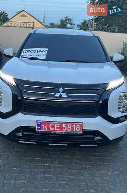 Внедорожник / Кроссовер Mitsubishi Outlander 2023 в 
