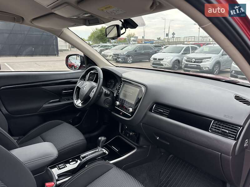 Внедорожник / Кроссовер Mitsubishi Outlander 2020 в Киеве