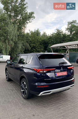 Внедорожник / Кроссовер Mitsubishi Outlander 2022 в 