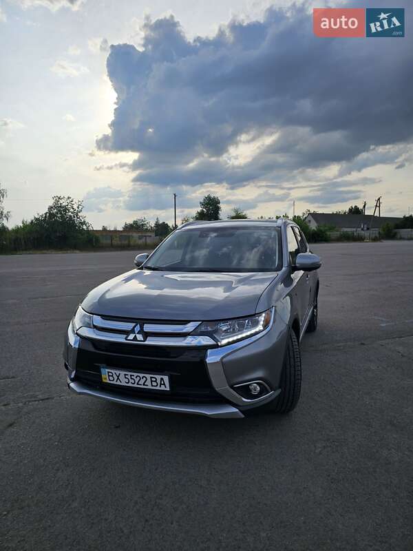 Внедорожник / Кроссовер Mitsubishi Outlander 2017 в Тростянце