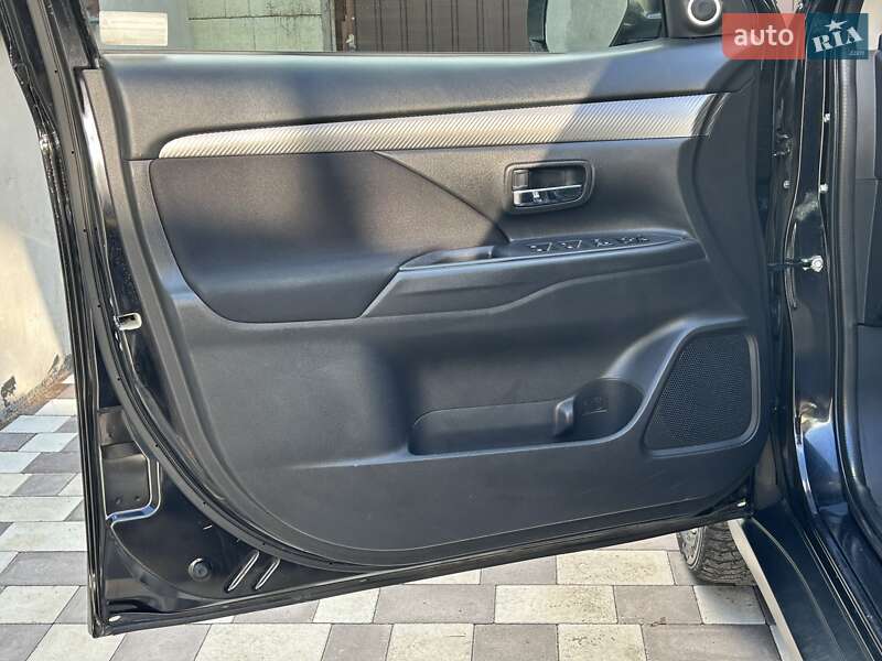 Внедорожник / Кроссовер Mitsubishi Outlander 2015 в Ровно