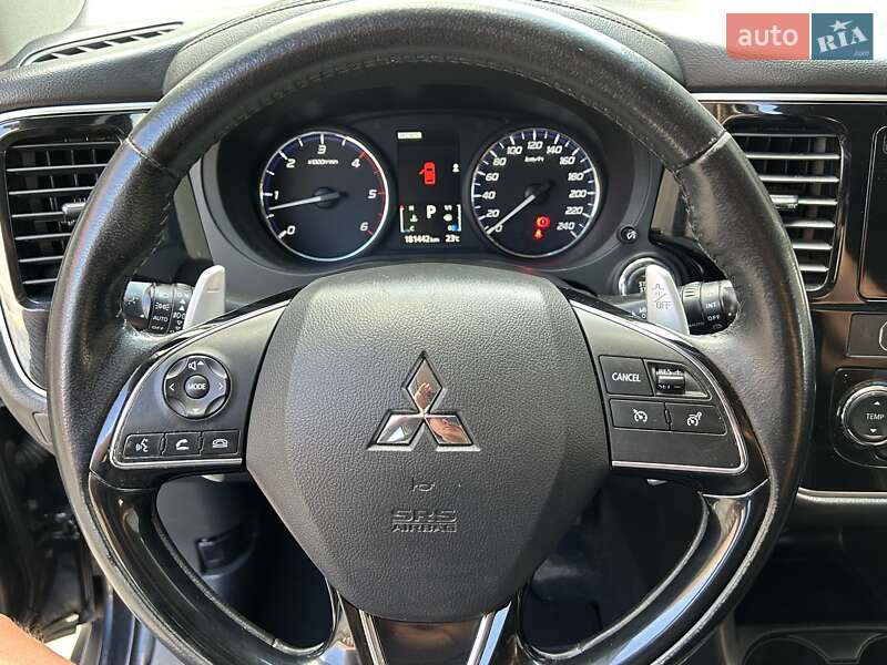 Внедорожник / Кроссовер Mitsubishi Outlander 2015 в Ровно