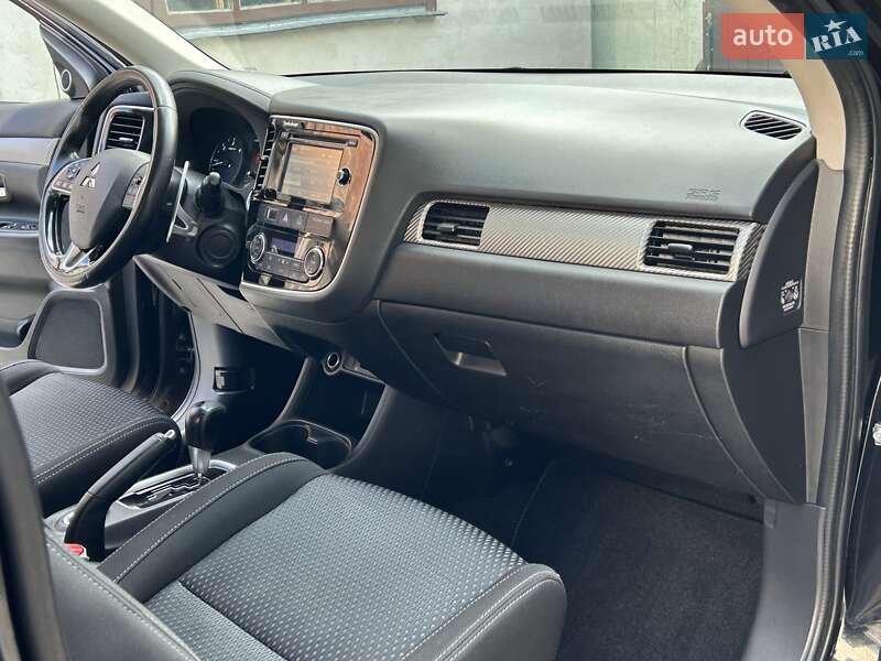Внедорожник / Кроссовер Mitsubishi Outlander 2015 в Ровно
