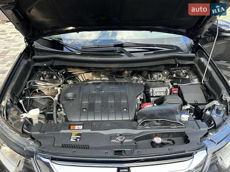 Внедорожник / Кроссовер Mitsubishi Outlander 2015 в Ровно