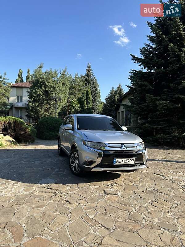 Внедорожник / Кроссовер Mitsubishi Outlander 2017 в 