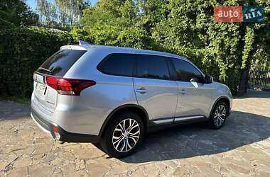 Внедорожник / Кроссовер Mitsubishi Outlander 2017 в 
