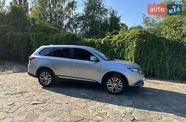 Внедорожник / Кроссовер Mitsubishi Outlander 2017 в 