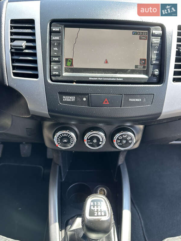 Внедорожник / Кроссовер Mitsubishi Outlander 2011 в Дубно