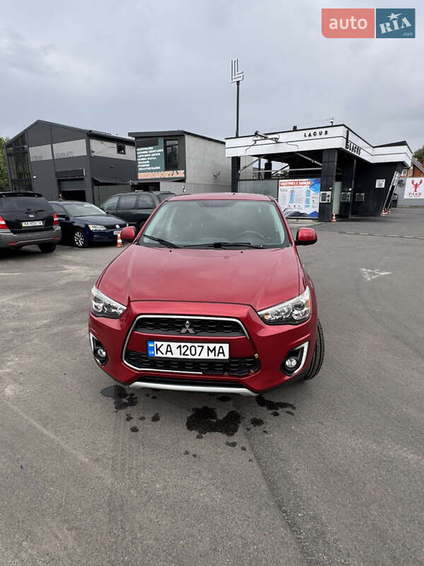 Внедорожник / Кроссовер Mitsubishi Outlander 2015 в 