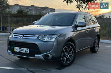 Внедорожник / Кроссовер Mitsubishi Outlander 2014 в 