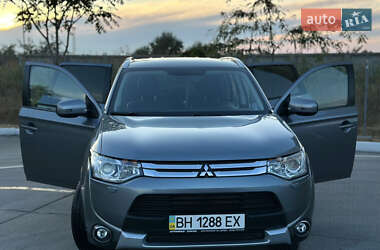 Внедорожник / Кроссовер Mitsubishi Outlander 2014 в 