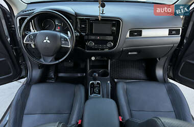 Внедорожник / Кроссовер Mitsubishi Outlander 2014 в 