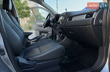 Внедорожник / Кроссовер Mitsubishi Outlander 2014 в 