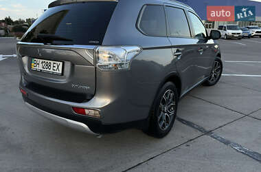 Внедорожник / Кроссовер Mitsubishi Outlander 2014 в 