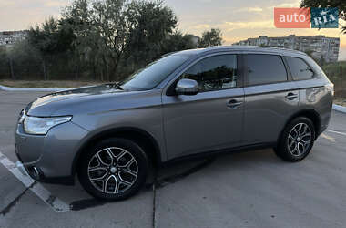 Внедорожник / Кроссовер Mitsubishi Outlander 2014 в 