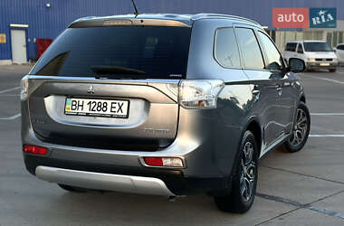 Внедорожник / Кроссовер Mitsubishi Outlander 2014 в 