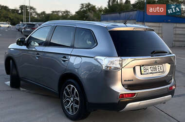 Внедорожник / Кроссовер Mitsubishi Outlander 2014 в 