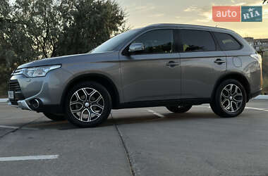 Внедорожник / Кроссовер Mitsubishi Outlander 2014 в 
