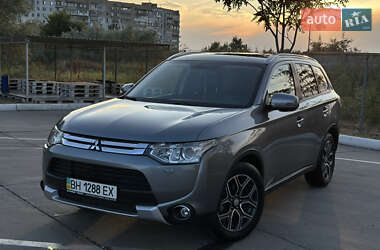 Внедорожник / Кроссовер Mitsubishi Outlander 2014 в 
