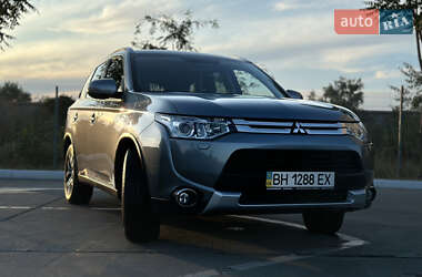 Внедорожник / Кроссовер Mitsubishi Outlander 2014 в 
