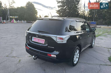 Внедорожник / Кроссовер Mitsubishi Outlander 2013 в 