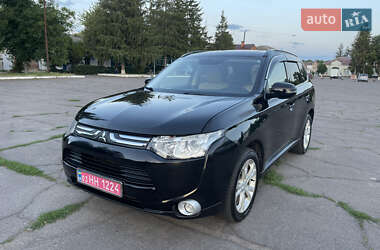 Внедорожник / Кроссовер Mitsubishi Outlander 2013 в 
