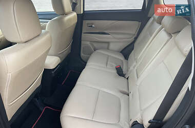 Внедорожник / Кроссовер Mitsubishi Outlander 2013 в 