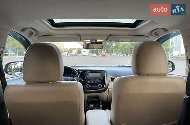 Внедорожник / Кроссовер Mitsubishi Outlander 2013 в 