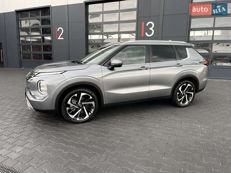 Внедорожник / Кроссовер Mitsubishi Outlander 2023 в Львове
