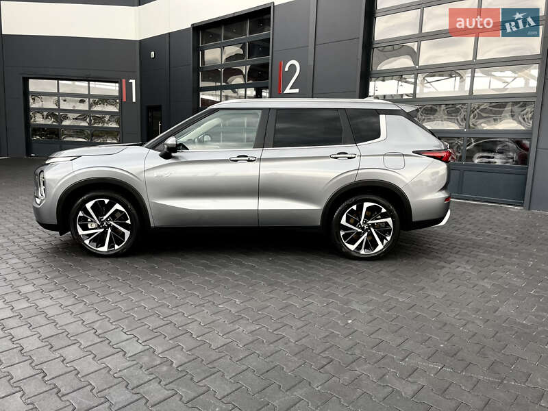 Внедорожник / Кроссовер Mitsubishi Outlander 2023 в Львове