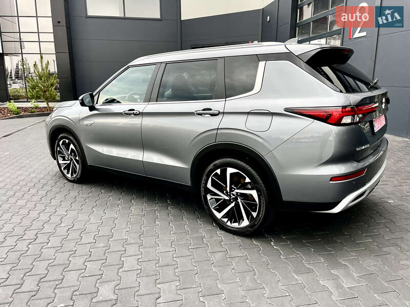 Внедорожник / Кроссовер Mitsubishi Outlander 2023 в Львове