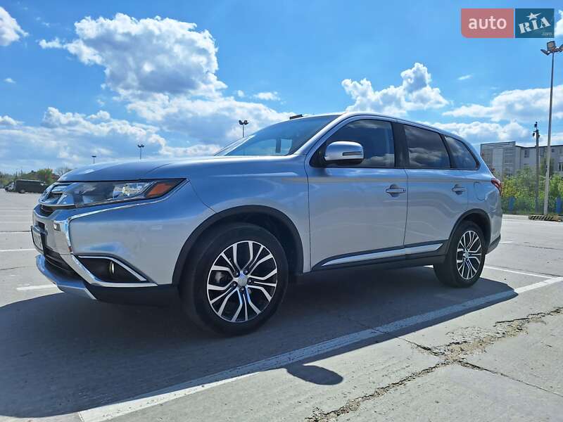 Внедорожник / Кроссовер Mitsubishi Outlander 2016 в Черновцах