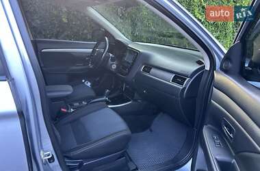 Внедорожник / Кроссовер Mitsubishi Outlander 2017 в 