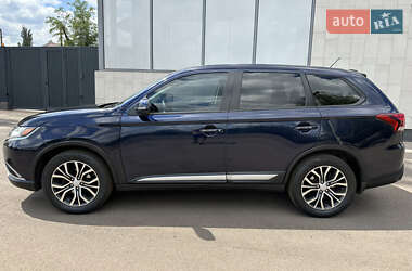 Внедорожник / Кроссовер Mitsubishi Outlander 2016 в 