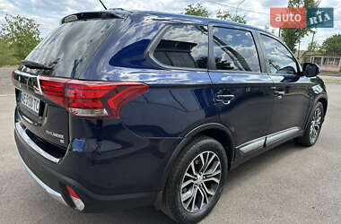 Внедорожник / Кроссовер Mitsubishi Outlander 2016 в 