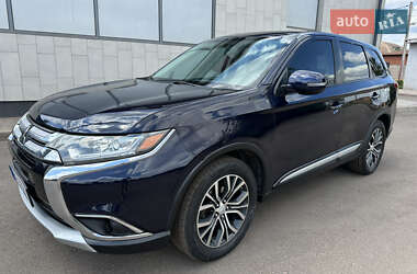 Внедорожник / Кроссовер Mitsubishi Outlander 2016 в 