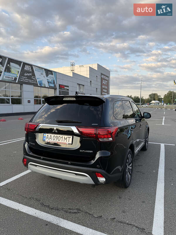 Внедорожник / Кроссовер Mitsubishi Outlander 2018 в Киеве