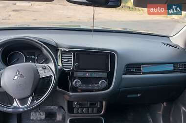 Позашляховик / Кросовер Mitsubishi Outlander 2017 в 