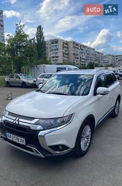 Внедорожник / Кроссовер Mitsubishi Outlander 2018 в 