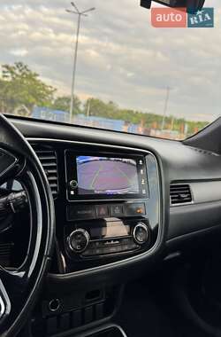 Внедорожник / Кроссовер Mitsubishi Outlander 2017 в 