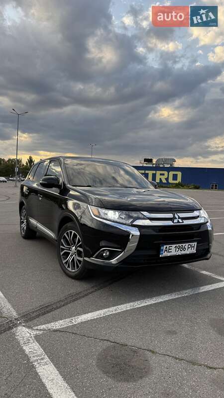Внедорожник / Кроссовер Mitsubishi Outlander 2017 в 