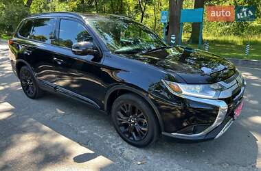 Позашляховик / Кросовер Mitsubishi Outlander 2019 в 