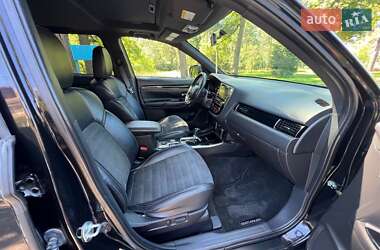 Позашляховик / Кросовер Mitsubishi Outlander 2019 в 