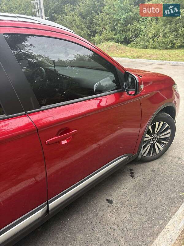 Внедорожник / Кроссовер Mitsubishi Outlander 2019 в Полтаве