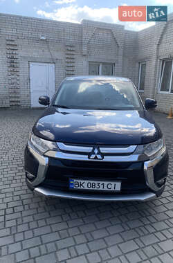 Внедорожник / Кроссовер Mitsubishi Outlander 2016 в 